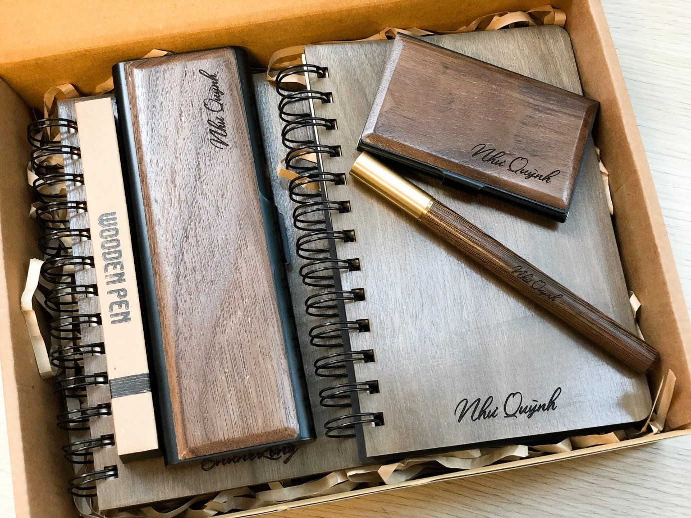 Quà tặng Thầy giáo – Combo sổ bìa gỗ và bút gỗ khắc tên